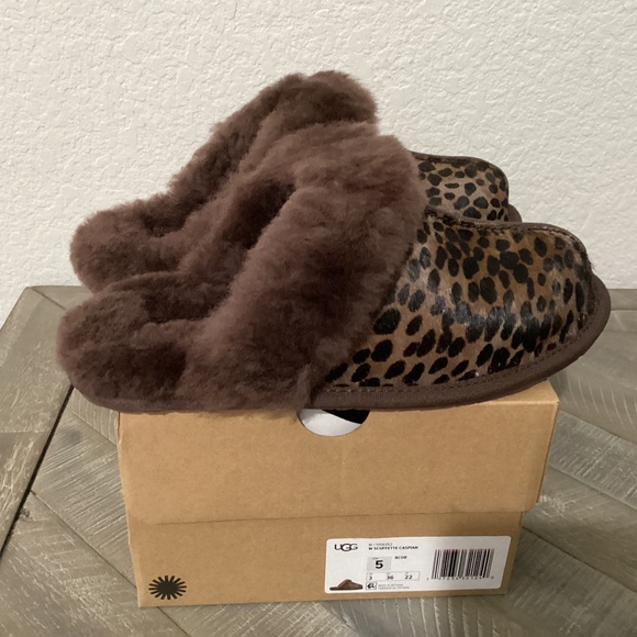 UGG® Women's Scuffette Caspian Flats, size 5 - Picture 1 of 12